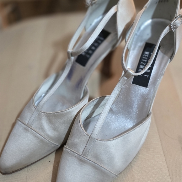 STUART WEITZMAN CREAM HEELS W/ RHINESTONE BUCKLE SIZE 7.5 - Picture 9 of 11